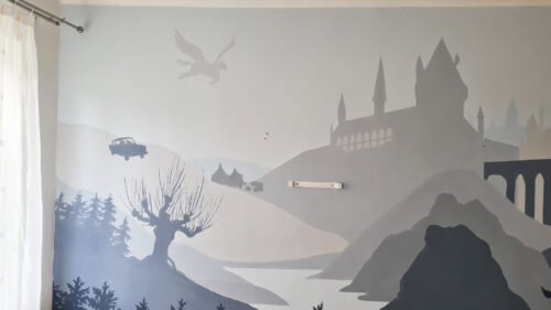 malba na zeď Malba na zdi ve stylu Harryho Pottera zachycuje siuletu Bradavic.