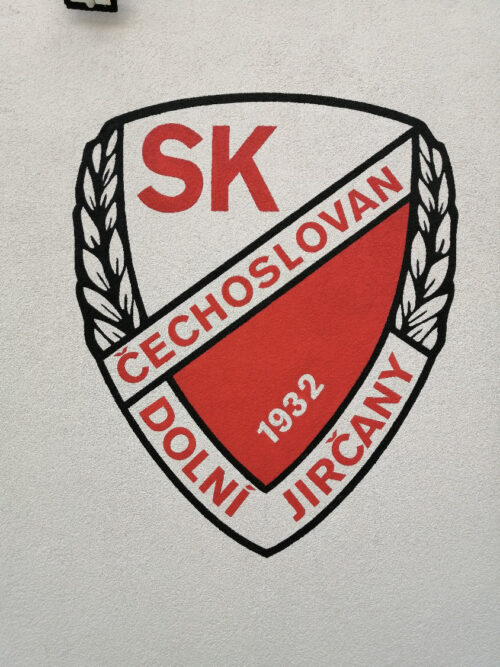 Logo fotbalového klubu, malba na fasádě.